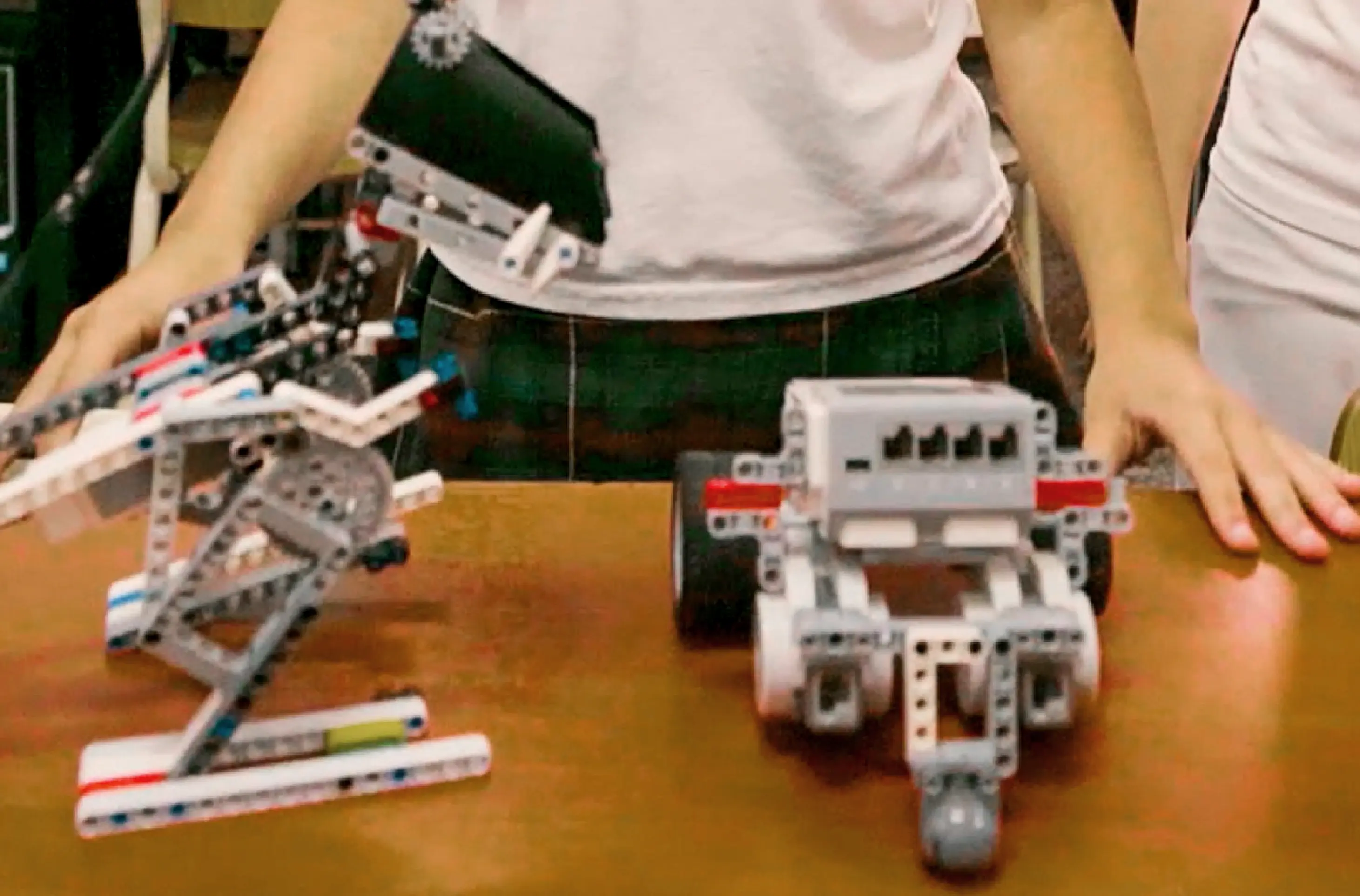 Estudiantes trabajando con robots educativos en una actividad escolar de tecnología y programación.