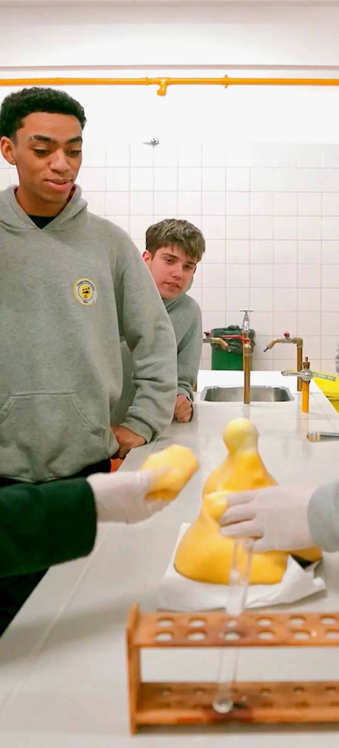 Estudiantes observan una demostración de ciencias en el laboratorio del colegio.
