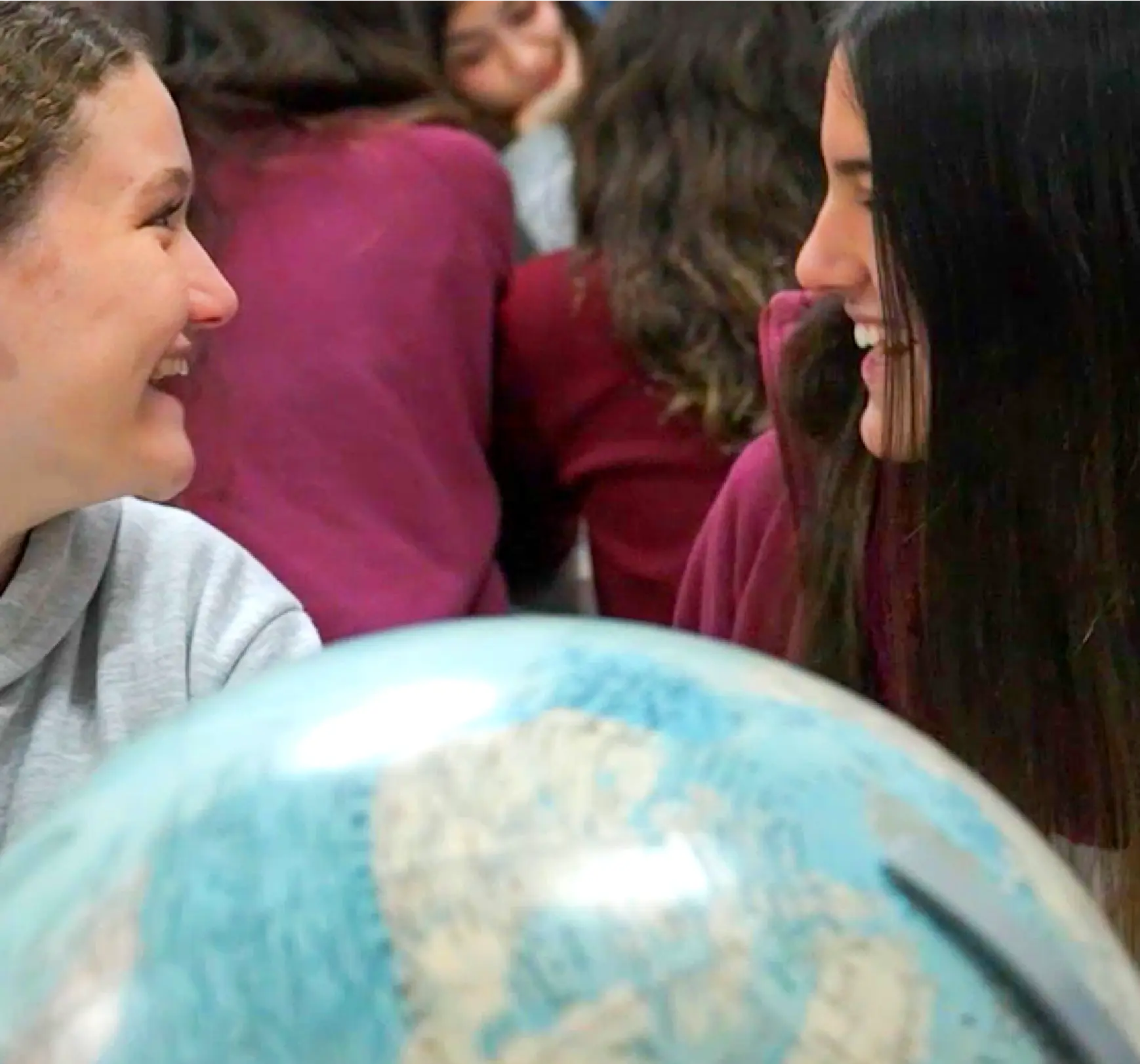 Estudiantes conversan y sonríen durante una actividad de convivencia en el colegio.