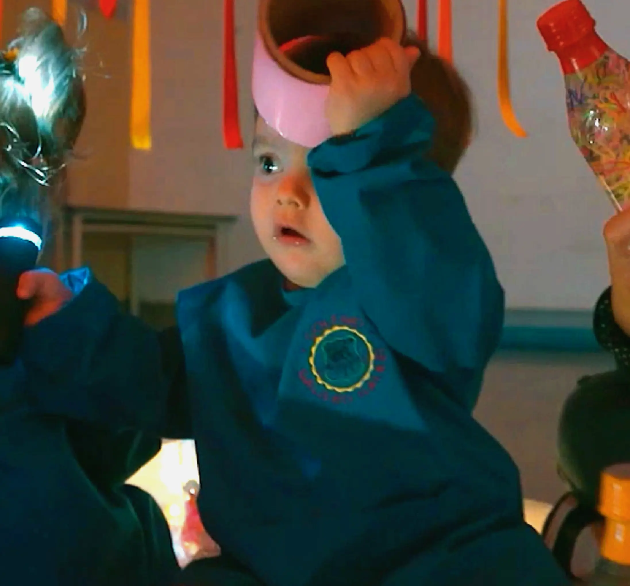 Niño explora materiales durante una actividad de experimentación en nivel inicial.