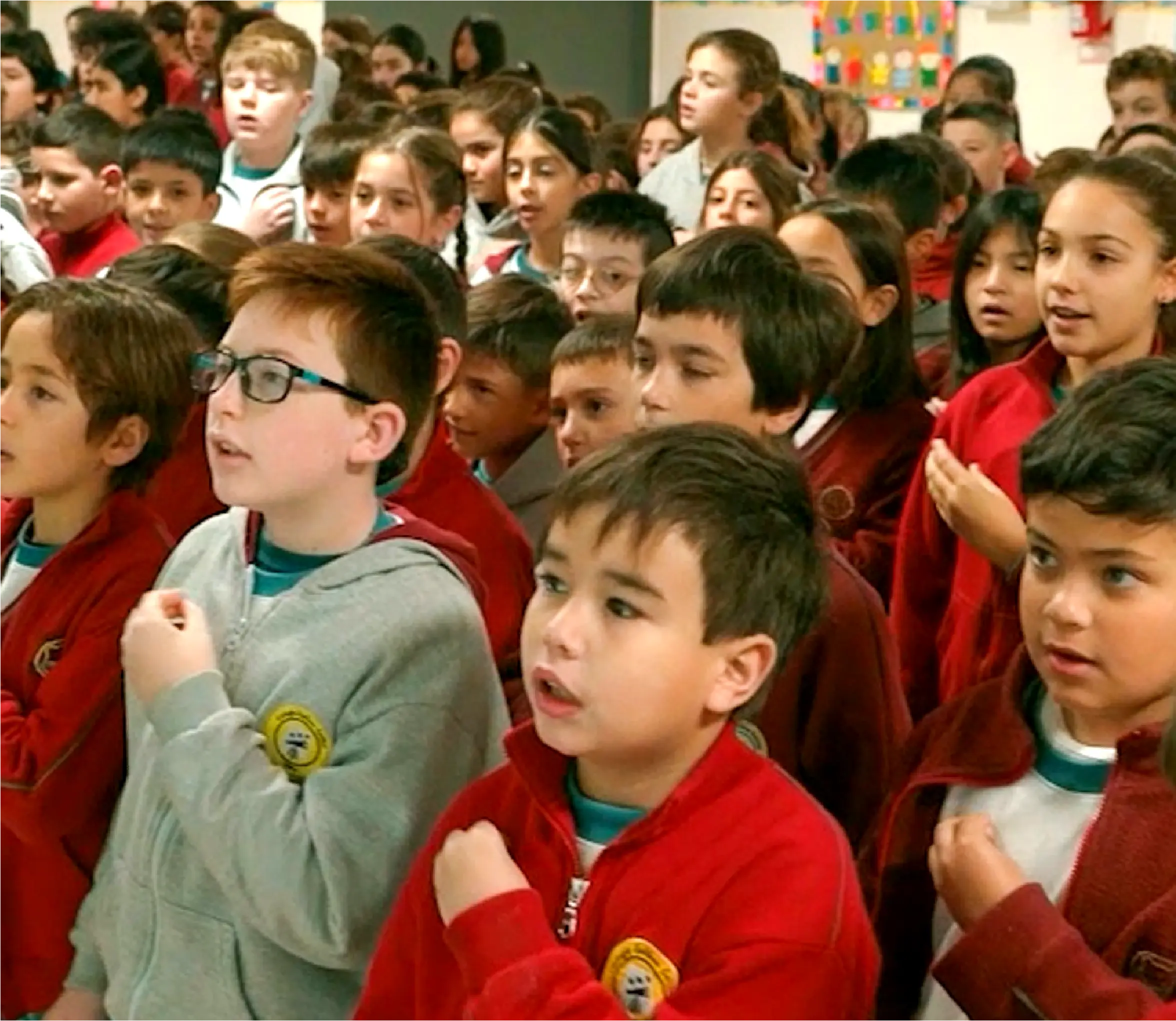 Grupo de estudiantes participa en un acto o encuentro escolar dentro del colegio.