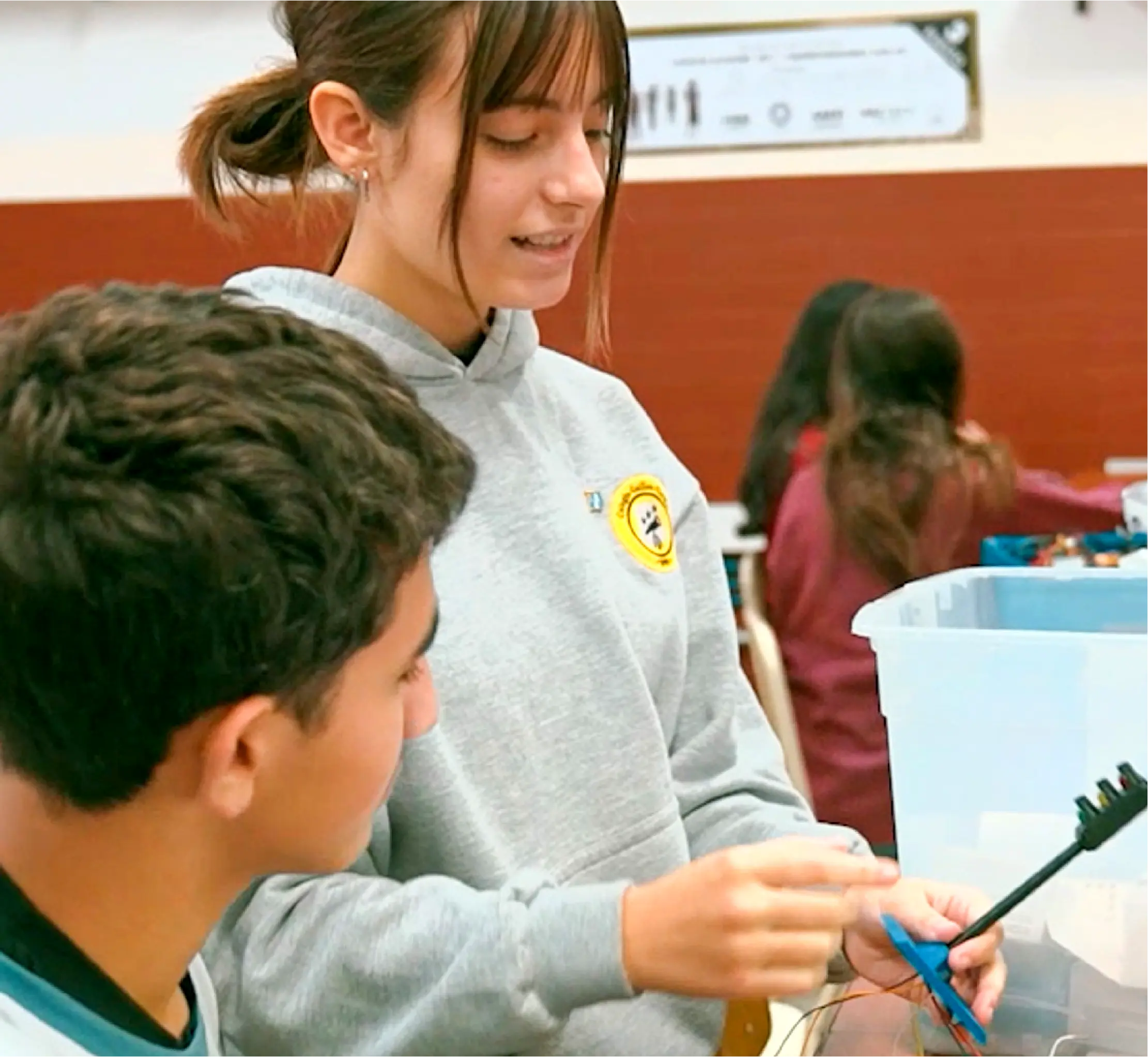Estudiantes participan en una actividad de tecnología educativa con componentes electrónicos.