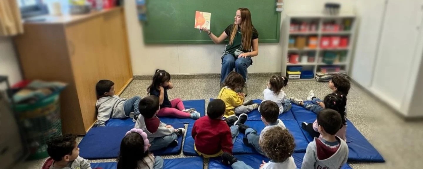 Niños de nivel inicial participan en una actividad educativa bilingüe dentro del aula.