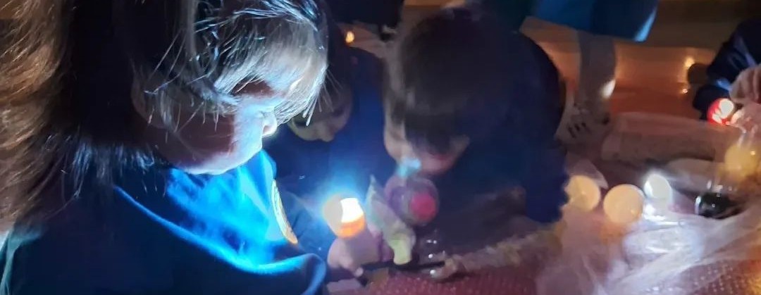 Niños de nivel inicial exploran luces y materiales sensoriales en una actividad de estimulación.