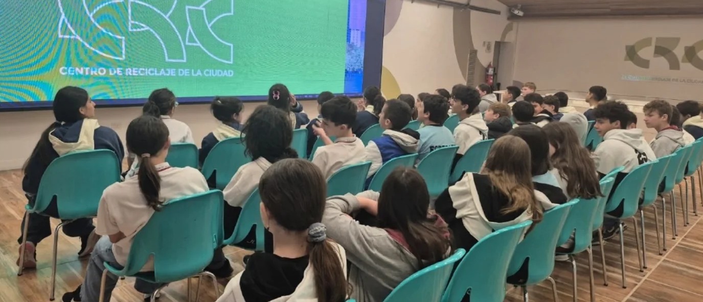 Estudiantes participan en una charla educativa sobre reciclaje y cuidado del ambiente en el Centro de Reciclaje de la Ciudad.