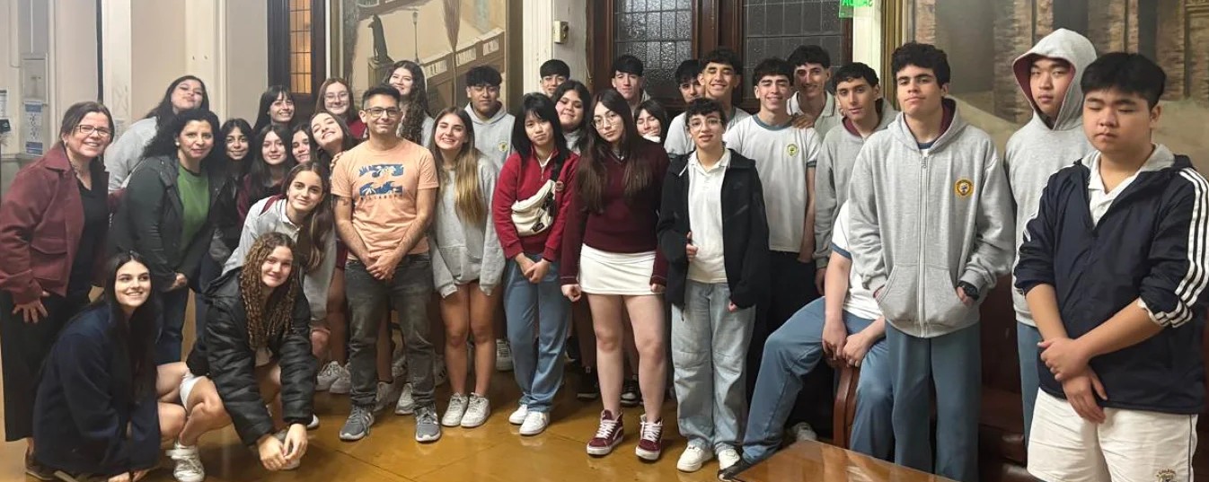 Estudiantes de nivel secundario participan en una salida didáctica al Museo Forense de la Justicia Nacional.