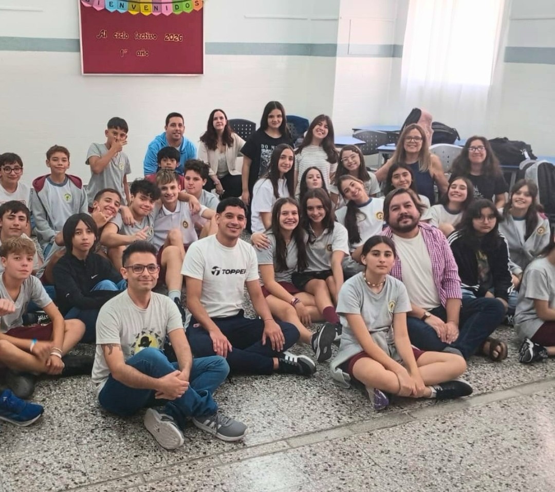Estudiantes y docentes de nivel secundario comparten una actividad grupal de inicio del ciclo lectivo.