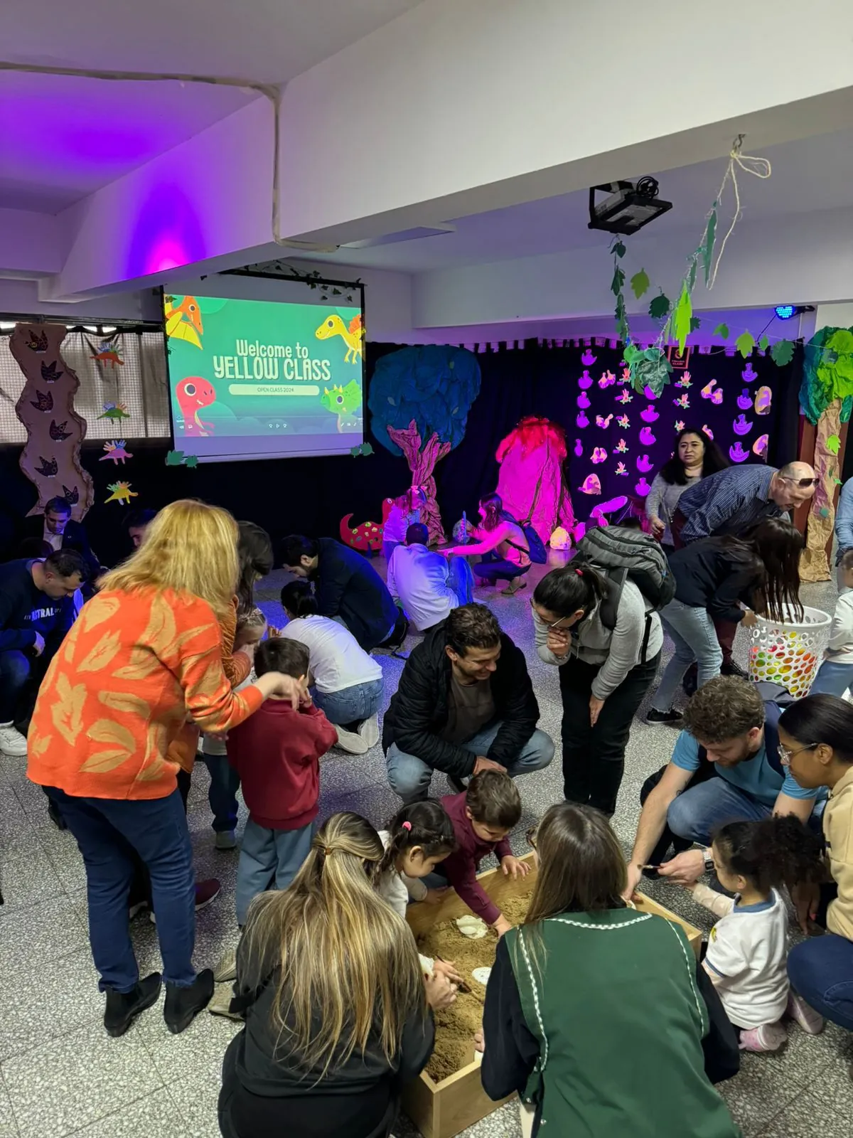 Niños de nivel inicial participan en una actividad educativa bilingüe dentro del aula.