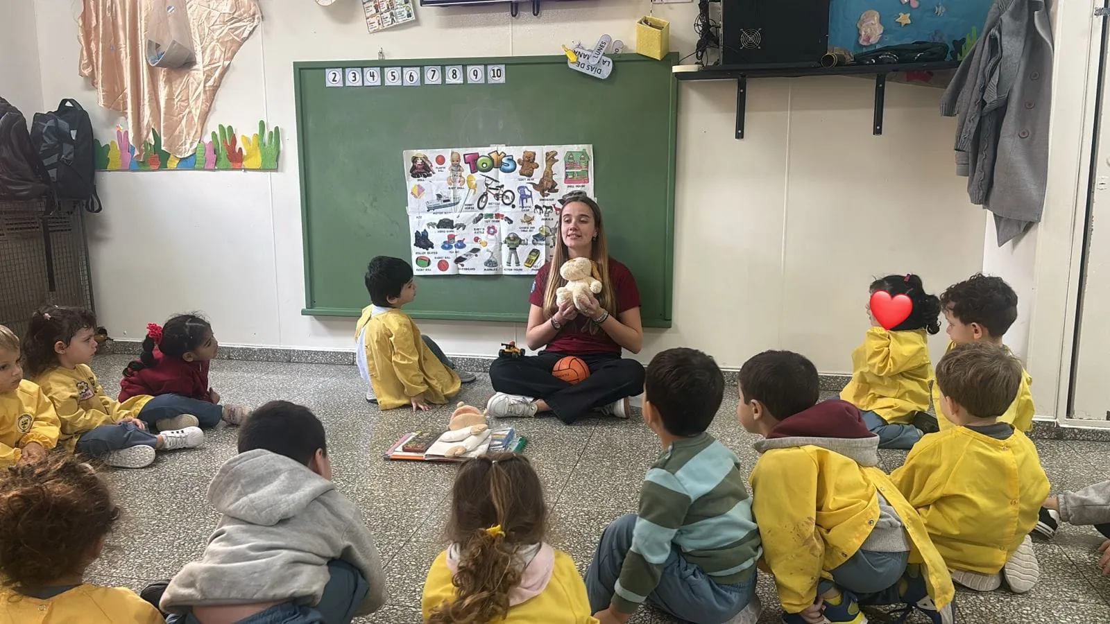 Niños de nivel inicial participan en una actividad educativa bilingüe dentro del aula.