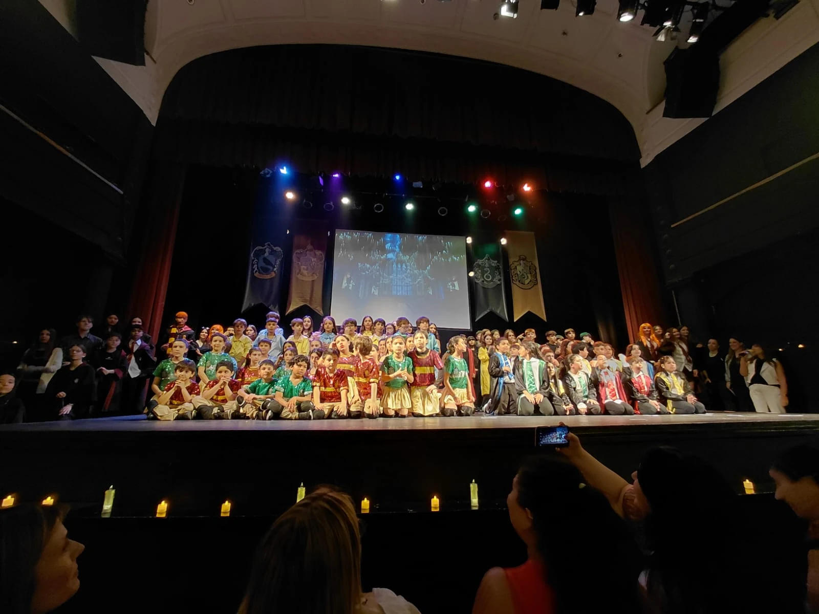 Niños de nivel inicial participan en una actividad educativa bilingüe dentro del aula.