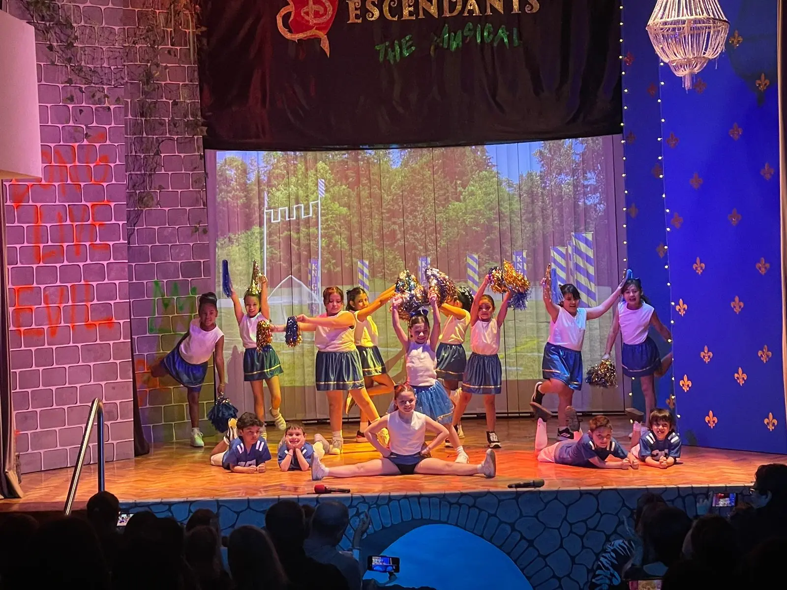 Niños de nivel inicial participan en una actividad educativa bilingüe dentro del aula.